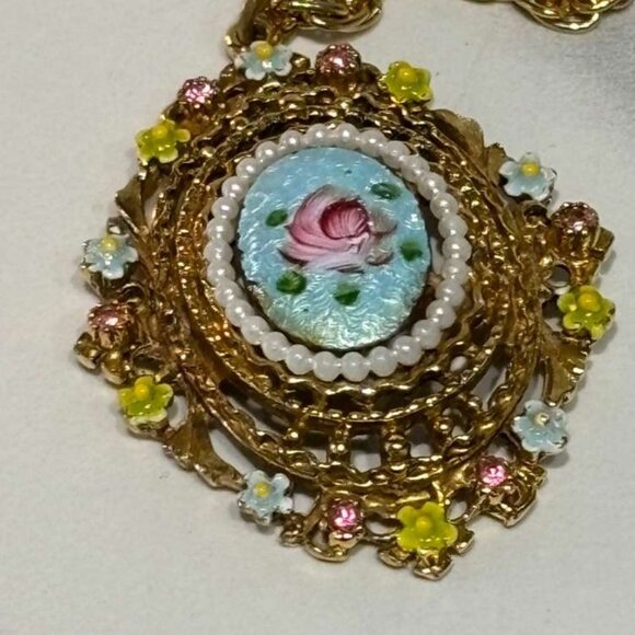 Elegant Chain Necklace with Ornate Pendant Gold Tone Size 13" - Picture 7 of 8